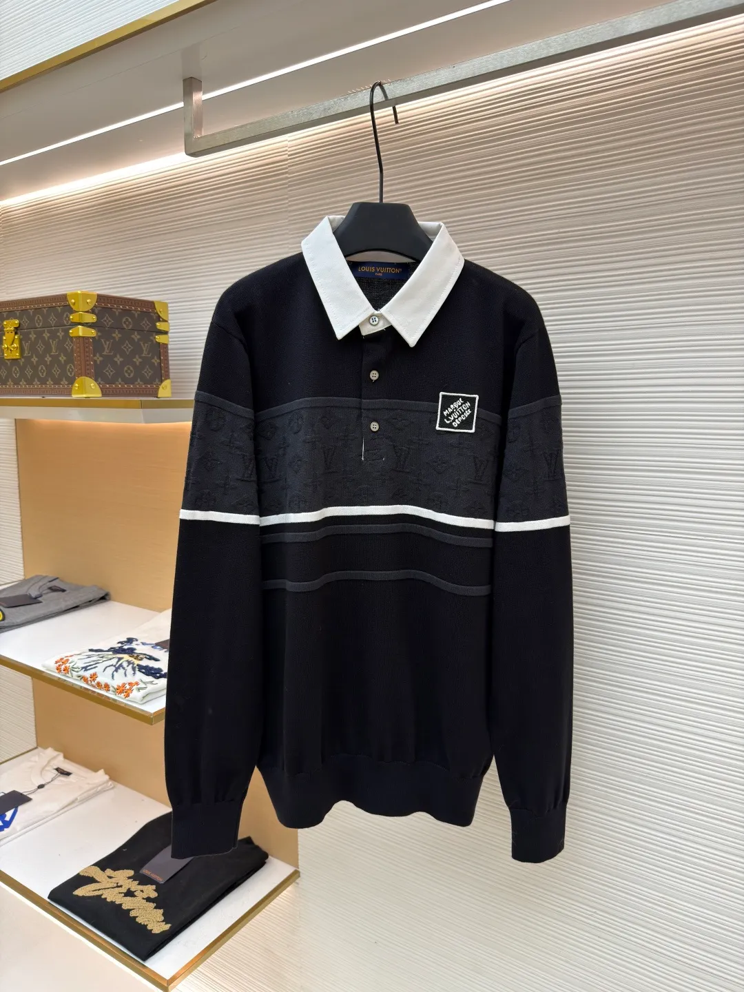 LOUIS VUITTON Jacquard long-sleeved polo shirt ●Original version: Purchased and developed for 13400 ●Item number: 1681522-B00 ●Fabric: combed cotton gauze fabric ●Technology: Jacquard production ●Color: black ●Version: Fitted version ●Weight: about 440 grams ●Size: S-M-L-XL ●Description: Soft and elastic to the touch, with excellent warmth retention and breathability. The classic lapel design fits the curve of the neck and is comfortable to wear. The knitted texture on the surface of the clothes is fine and even, showing a deep black tone, simple and elegant. The brand logo on the chest adopts precise embroidery technology, with delicate details and strong three-dimensional effect. Tailored fit to fit your body shape, showing an elegant and capable style. The ribbed design on the cuffs and hem not only increases wearing comfort, but also effectively prevents cold wind from intruding. Every stitch and thread is strictly controlled to ensure the durability and sophistication of the polo shirt. Whether it is a daily outing or a casual party, this Polo shirt can be easily worn and is an indispensable fashion item in the wardrobe. The overall wiring is straight and delicate, the fabric is comfortable and soft, and the color is consistent without color difference. It can be matched with the same style to create a fashionable look and control various occasions. Customized accessories, complete with three standards, same style for men and women!